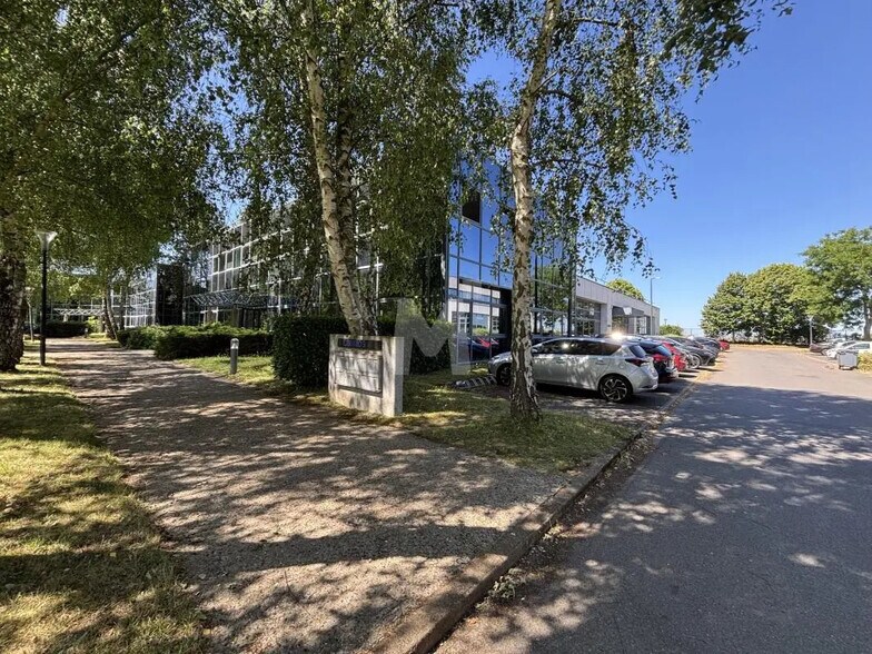 Local d’activités dans Saclay à louer - Photo de l’immeuble – Image 1 sur 11