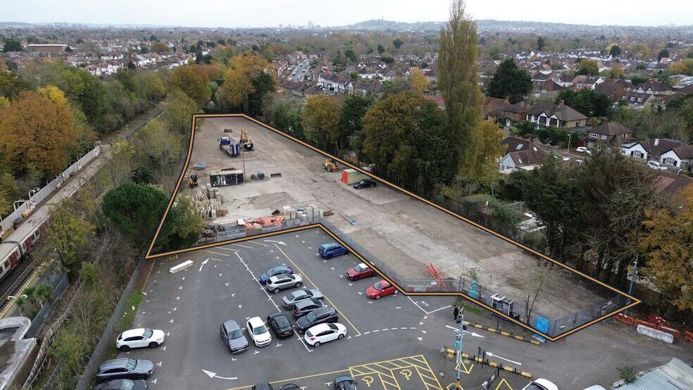 251-253 Field End Rd, Hillingdon à louer - Photo de l’immeuble – Image 1 sur 5