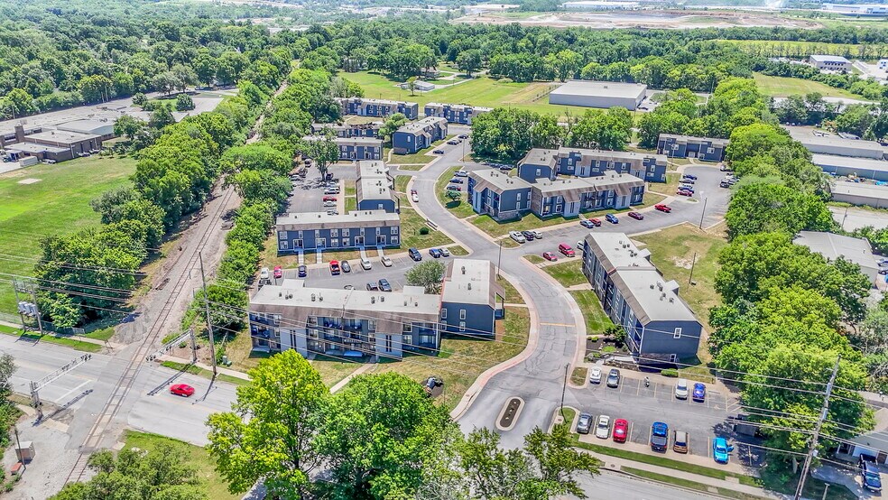 13900 Grandboro Ln, Grandview, MO à vendre - Photo de l’immeuble – Image 1 sur 49