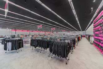 2450 E Chapman Ave, Fullerton, CA à louer Photo intérieure– Image 2 sur 12