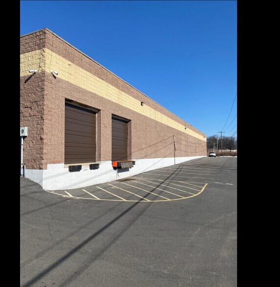 13451 Damar Dr, Philadelphia, PA à louer - Photo de l’immeuble – Image 2 sur 6