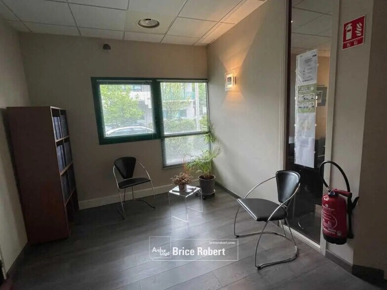 Bureau dans Bron à vendre - Photo de l’immeuble – Image 3 sur 7