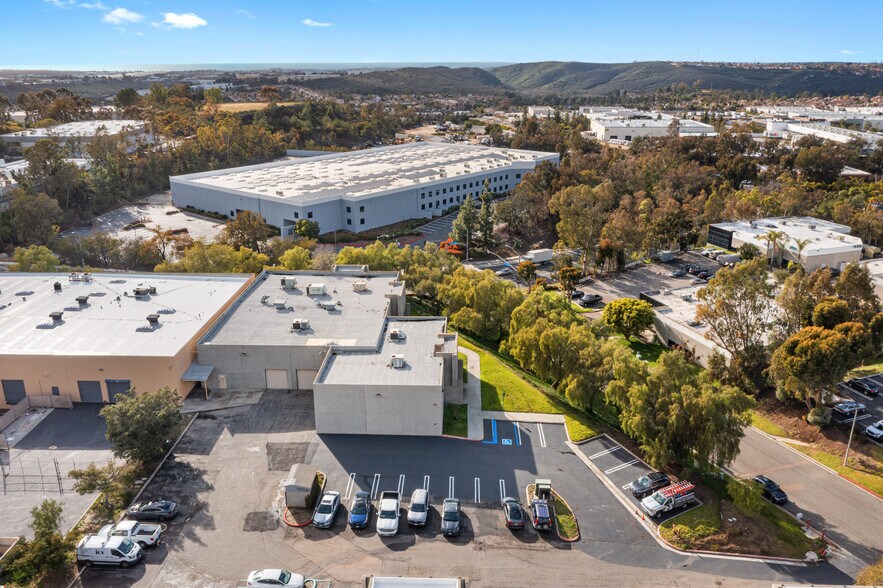 1185 Joshua Way, Vista, CA à louer - Photo de l’immeuble – Image 2 sur 14
