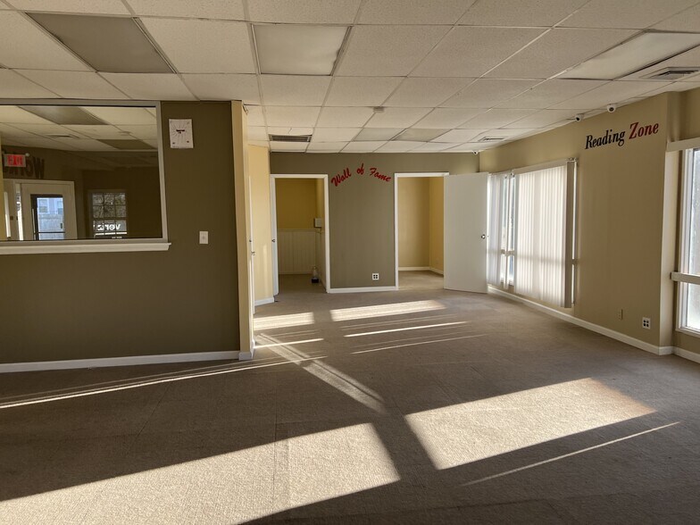 70 Forest Ave, Glen Cove, NY à louer - Photo intérieure – Image 2 sur 9