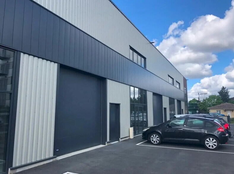 Local d'activités dans Artigues-près-Bordeaux à vendre - Photo de l’immeuble – Image 1 sur 12