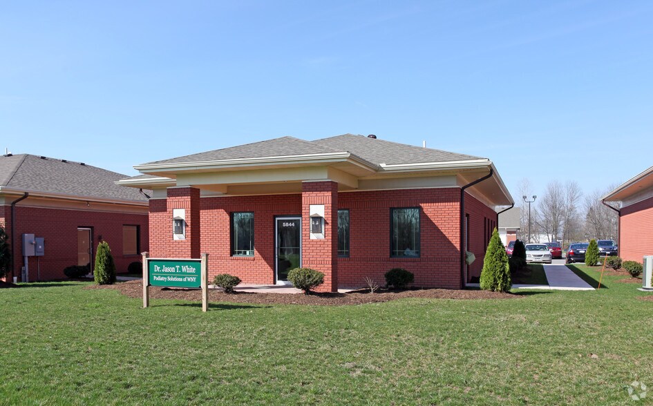 5844 Snyder Dr, Lockport, NY à louer - Photo de l’immeuble – Image 2 sur 2