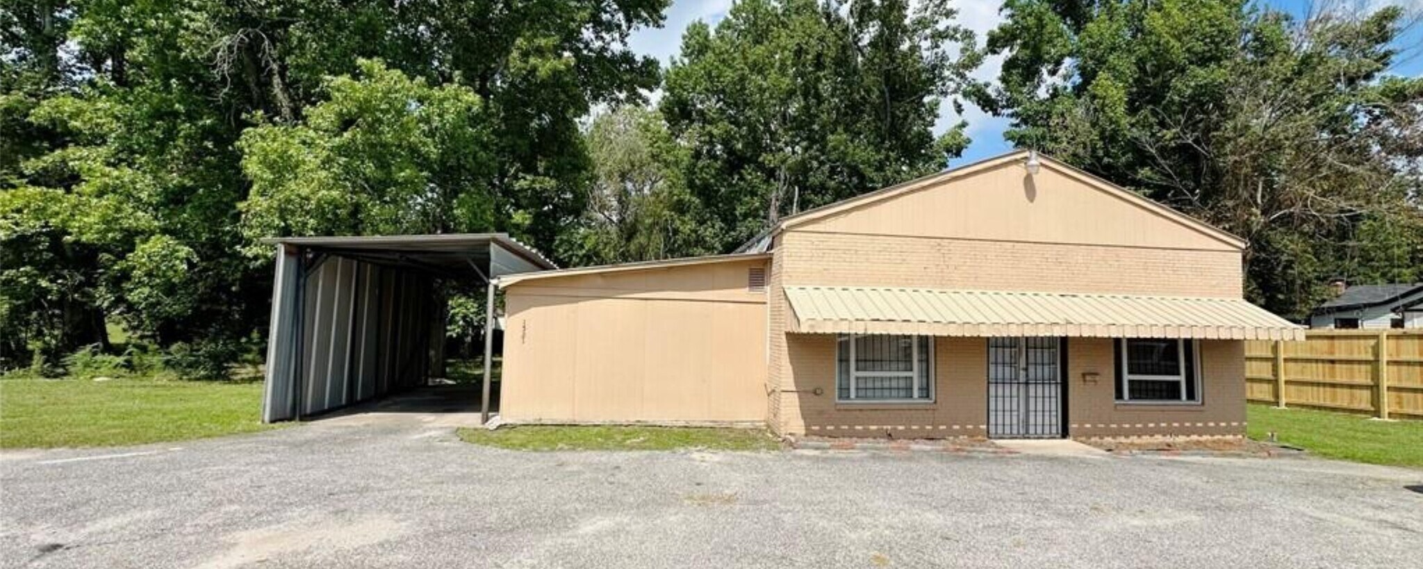 1521 Lee Road 379, Smiths Station, AL à vendre Photo de l’immeuble– Image 1 sur 18