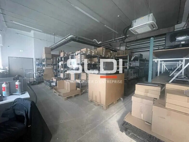 Local d’activités dans CHAMPAGNE-AU-MONT-D'OR à louer - Photo de l’immeuble – Image 2 sur 5