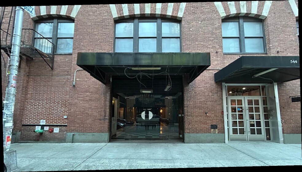 544-548 W 27th St, New York, NY à louer - Photo de l’immeuble – Image 1 sur 11