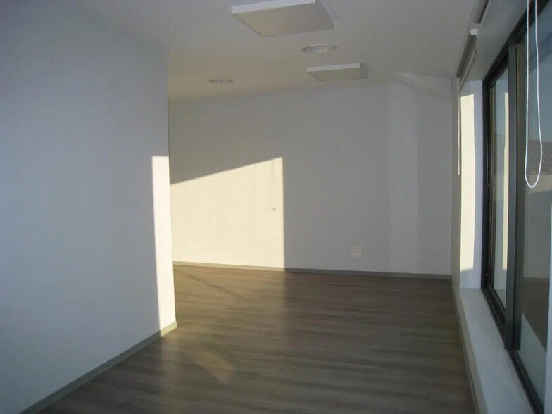 Bureau dans Aubagne à louer - Photo de l’immeuble – Image 3 sur 7