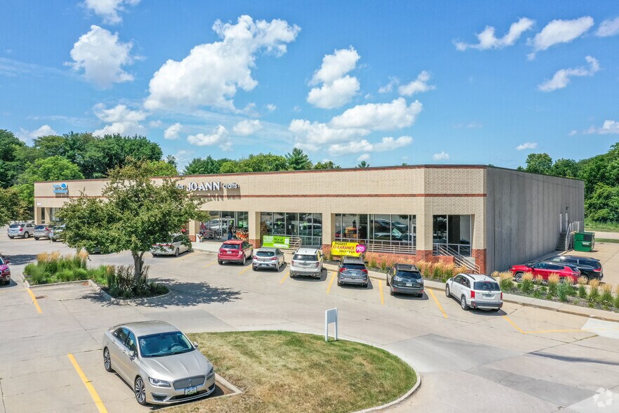 8801 University Ave, Clive, IA à louer - Photo principale – Image 1 sur 9
