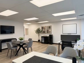 734 Walt Whitman Rd, Melville, NY à louer Photo intérieure– Image 2 sur 5