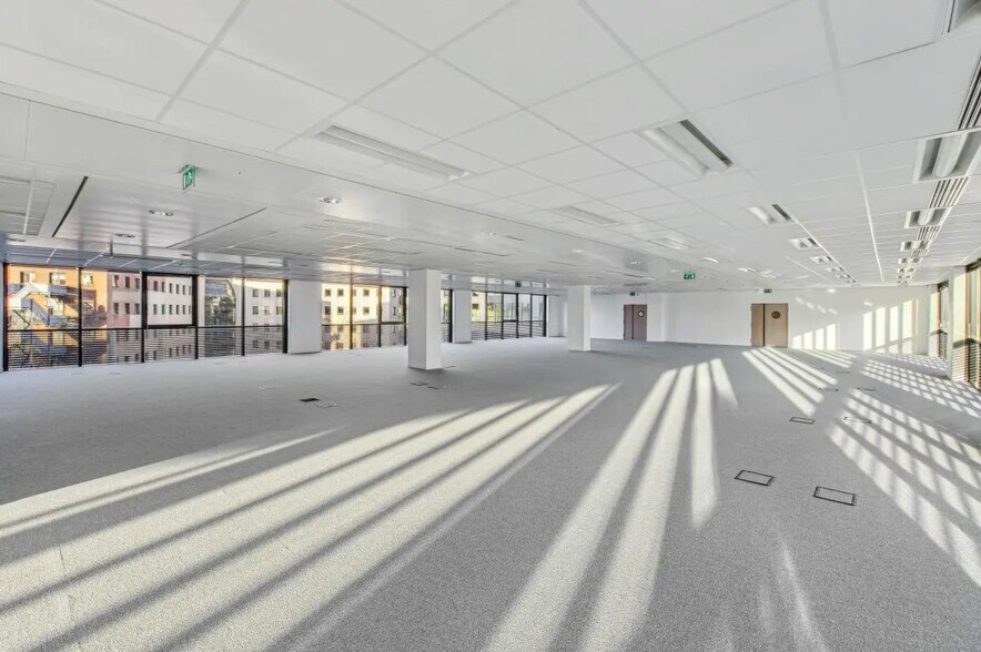 Bureau dans Saint-Denis à louer - Photo de l’immeuble – Image 1 sur 15