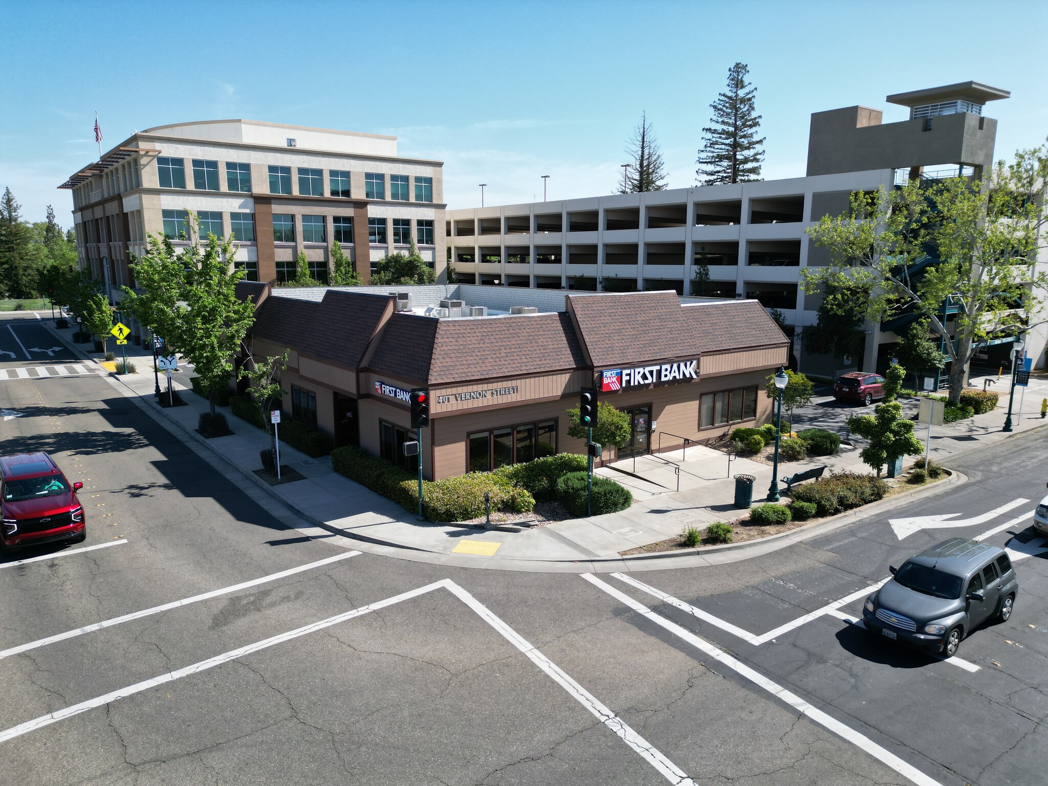 401 Vernon St, Roseville, CA à vendre Photo principale– Image 1 sur 2