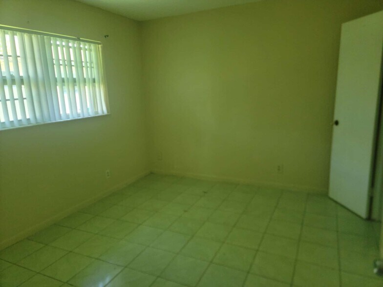 138-140 NE 1st Ct, Dania Beach, FL à vendre - Photo intérieure – Image 3 sur 22