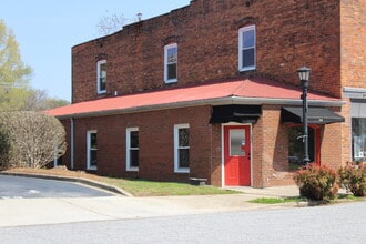 142 N Trade Ave, Landrum, SC à louer Photo de l’immeuble– Image 2 sur 19