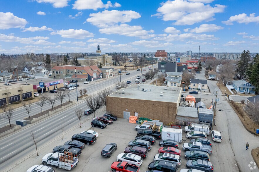 321 16 Ave NW, Calgary, AB à vendre - Photo de l’immeuble – Image 3 sur 4