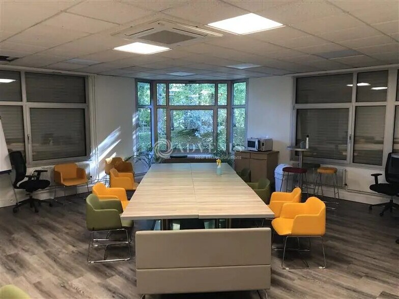 Bureau dans Trappes à louer - Photo de l’immeuble – Image 1 sur 5