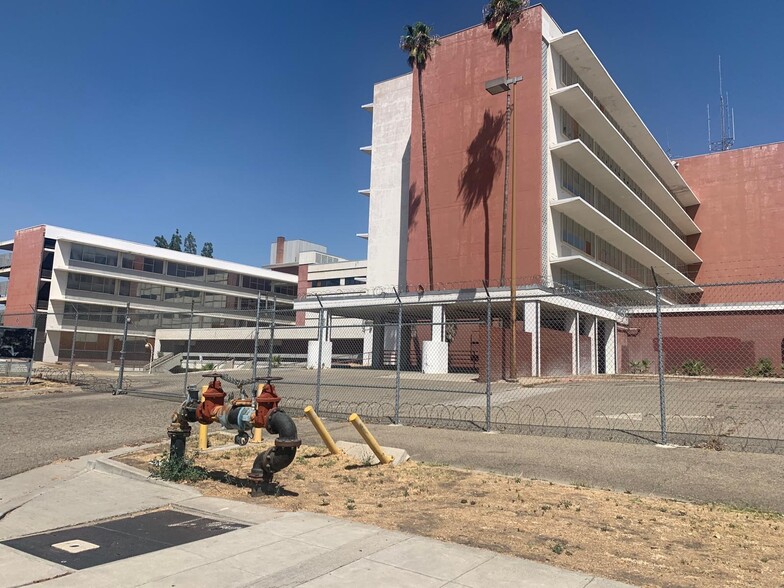 445 S Cedar Ave, Fresno, CA à louer - Photo de l’immeuble – Image 2 sur 7