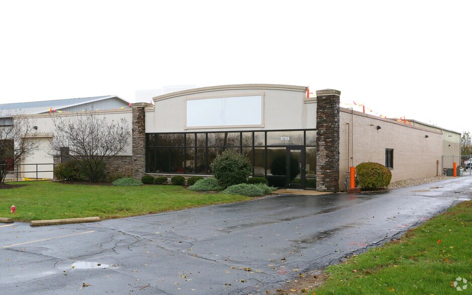 8709 Pyott Rd, Lake In The Hills, IL à louer - Photo principale – Image 1 sur 15