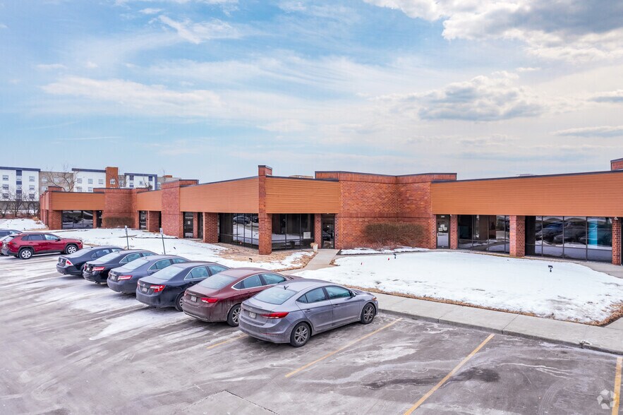 200 N Patrick Blvd, Brookfield, WI à louer - Photo de l’immeuble – Image 2 sur 6