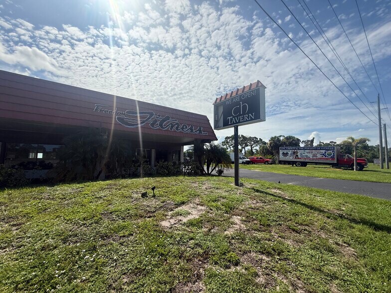 3755 Cape Haze Dr, Rotonda West, FL à louer - Photo de l’immeuble – Image 2 sur 4