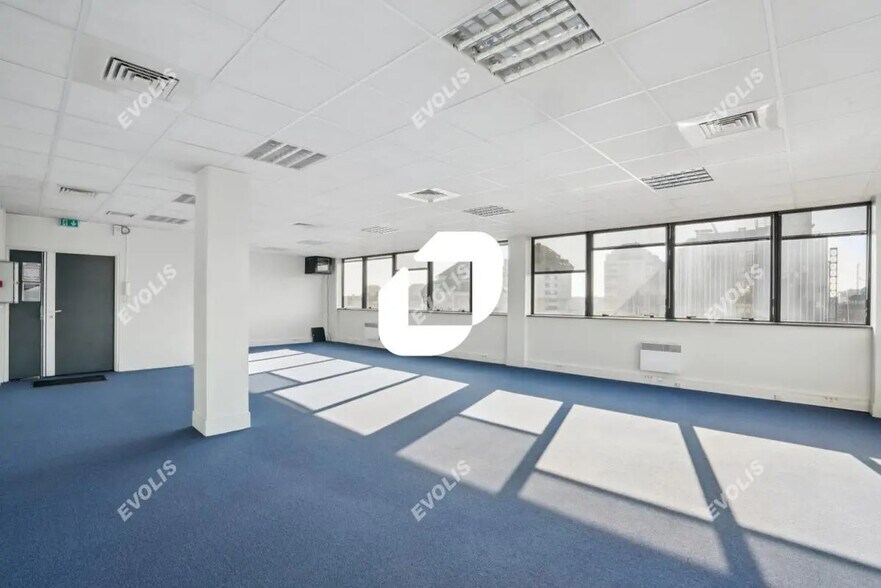 Local d’activités dans Noisy-le-Grand à louer - Photo de l’immeuble – Image 3 sur 15