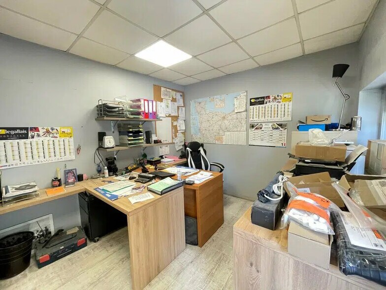 Local d’activités dans Bourguébus à louer - Photo de l’immeuble – Image 3 sur 5
