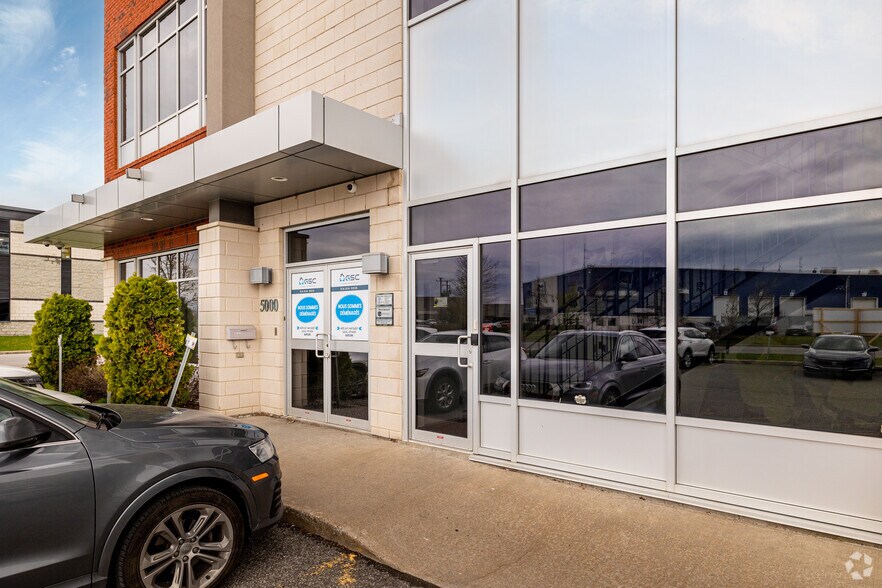 5000 Rue Bernard-Lefebvre, Laval, QC à louer - Photo de l’immeuble – Image 3 sur 6