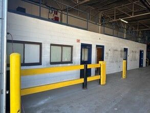 5500 N Lovers Lane Rd, Milwaukee, WI à louer Photo de l’immeuble– Image 1 sur 1