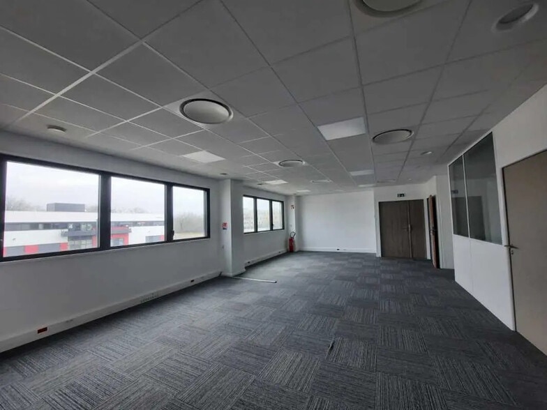 Local d’activités dans Dardilly à louer - Photo intérieure – Image 3 sur 20