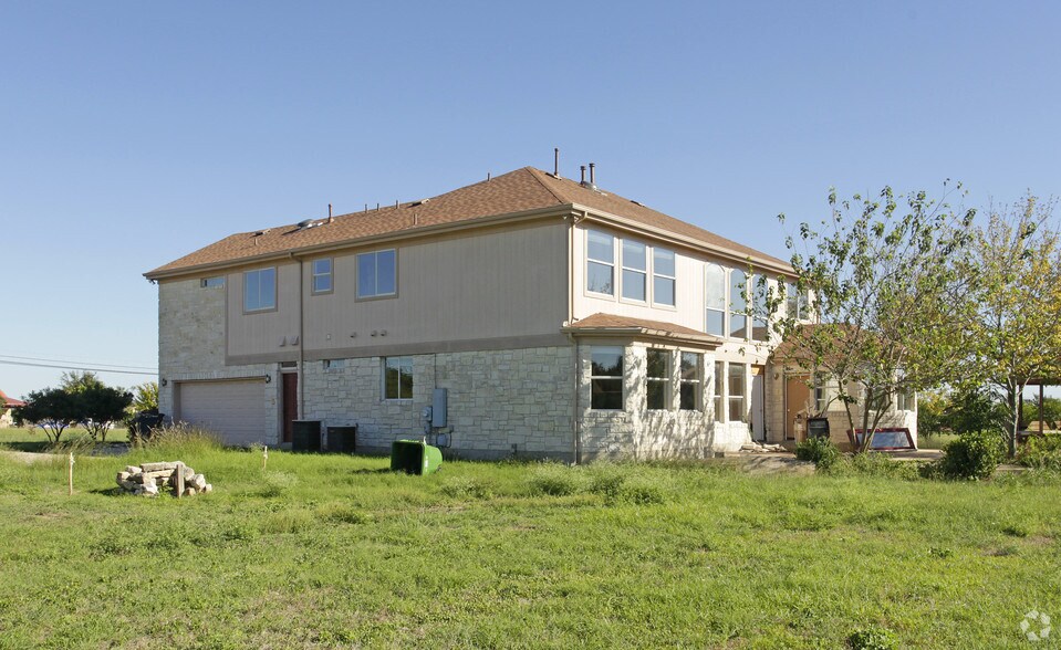 1620 Red Bud Ln, Round Rock, TX à louer - Photo de l’immeuble – Image 2 sur 16