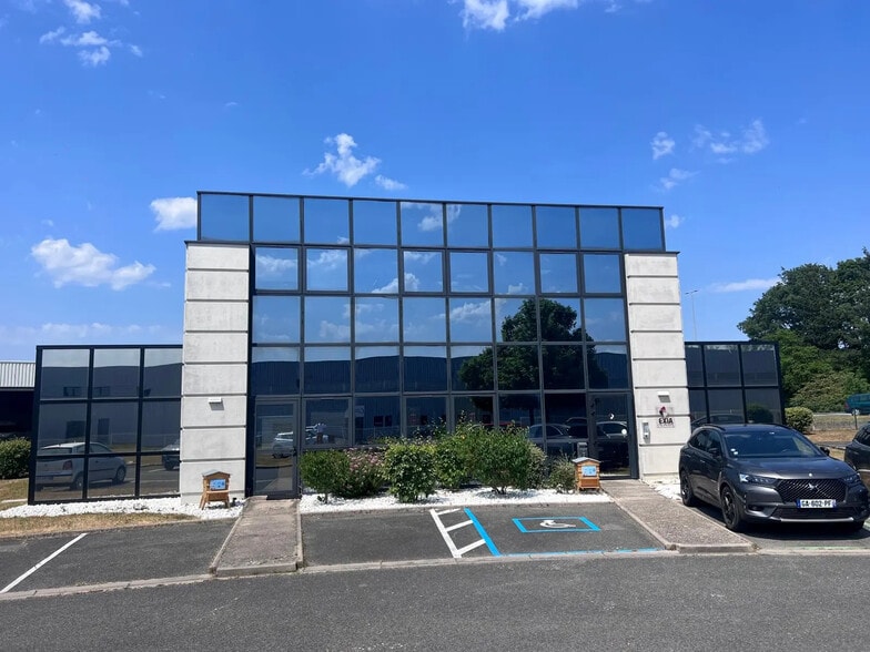 500 Rue Francis Perrin, Saran à louer - Photo de l’immeuble – Image 1 sur 10