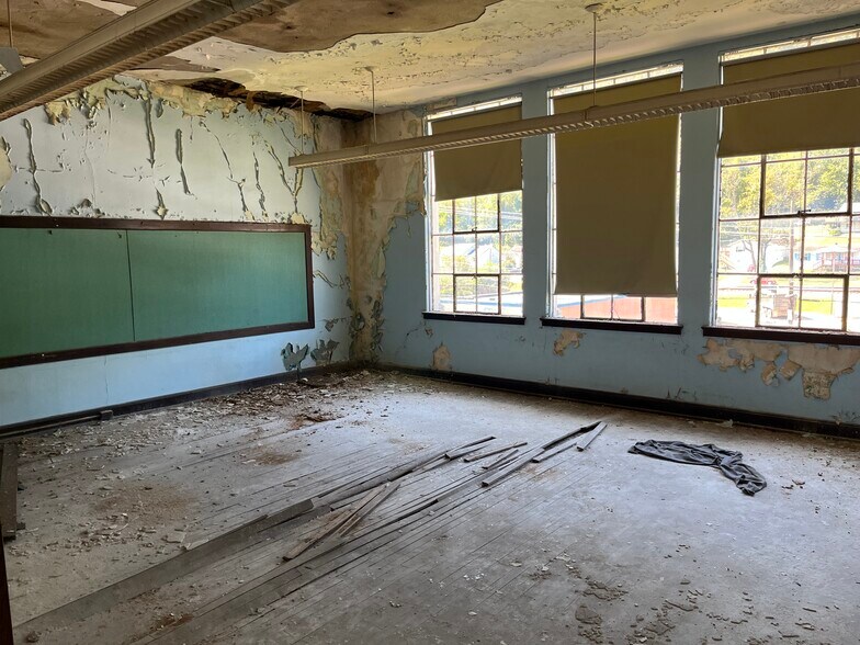 8902 MacCorkle Ave, Marmet, WV à louer - Photo intérieure – Image 3 sur 28