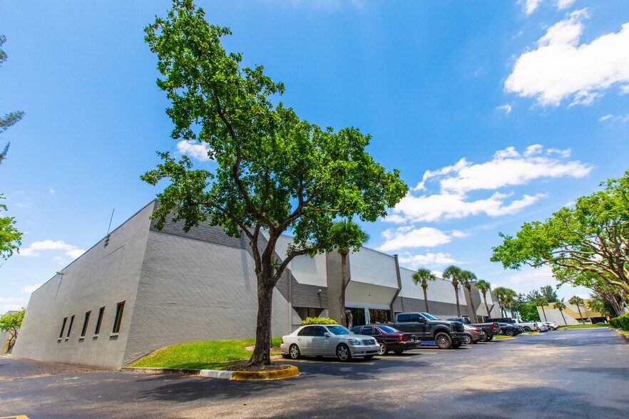 8800-8870 NW 24th Ter, Miami, FL à louer - Photo de l’immeuble – Image 2 sur 3