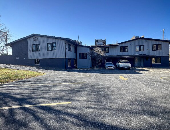 6080-6090 S 108th St, Hales Corners, WI à vendre - Photo de l’immeuble – Image 2 sur 6