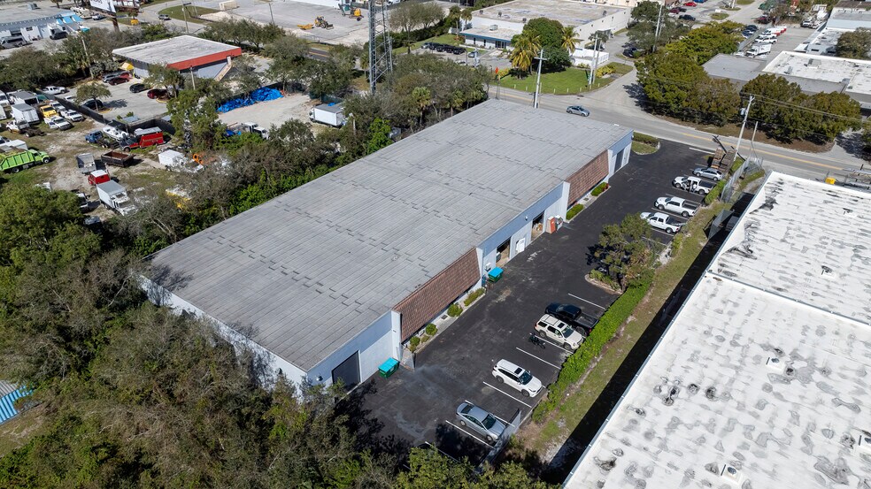 3850 Byron Dr, Riviera Beach, FL à louer - Photo de l’immeuble – Image 3 sur 3