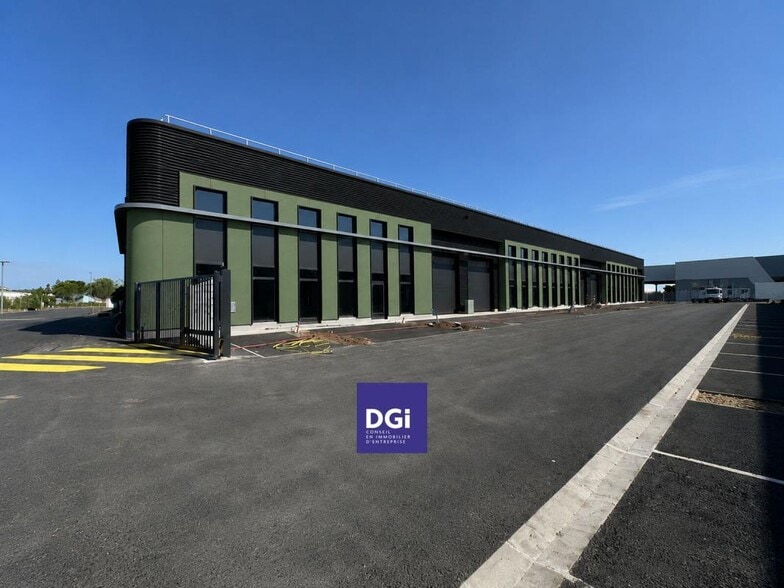 Local d'activités dans Gallargues-le-Montueux à vendre - Photo de l’immeuble – Image 2 sur 4