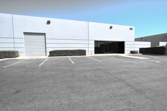 1210 E Lexington Ave, Pomona, CA à louer Photo de l’immeuble– Image 2 sur 16