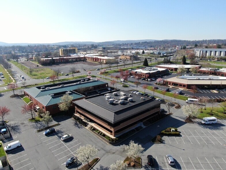 925 Berkshire Blvd, Wyomissing, PA à louer - Photo de l’immeuble – Image 3 sur 27