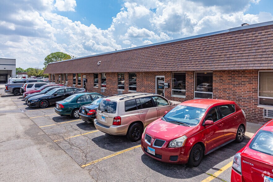 920 Ridge Ave N, Lombard, IL à louer - Photo de l’immeuble – Image 2 sur 6