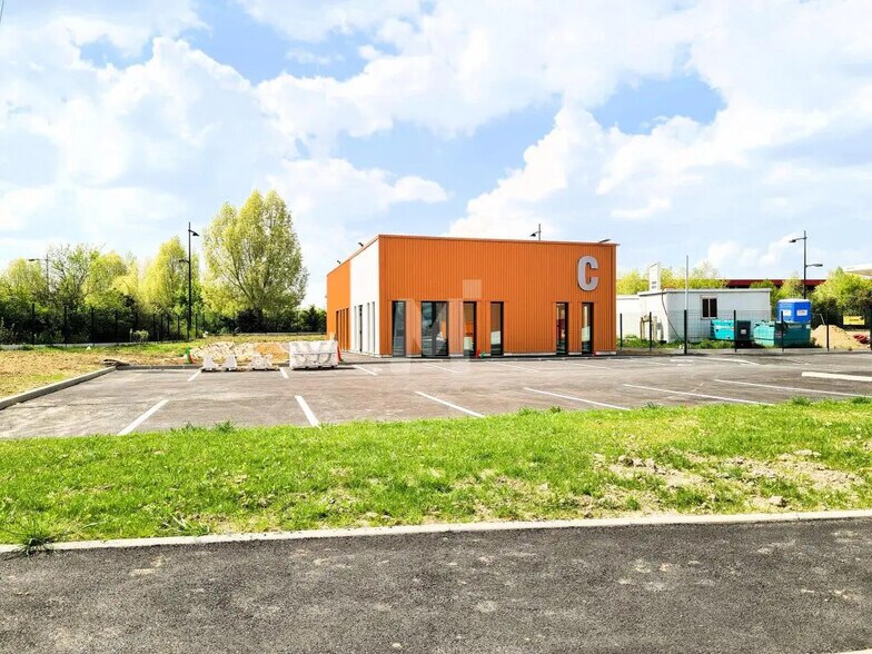 Bureau dans Le Coudray-Montceaux à louer - Photo de l’immeuble – Image 3 sur 8