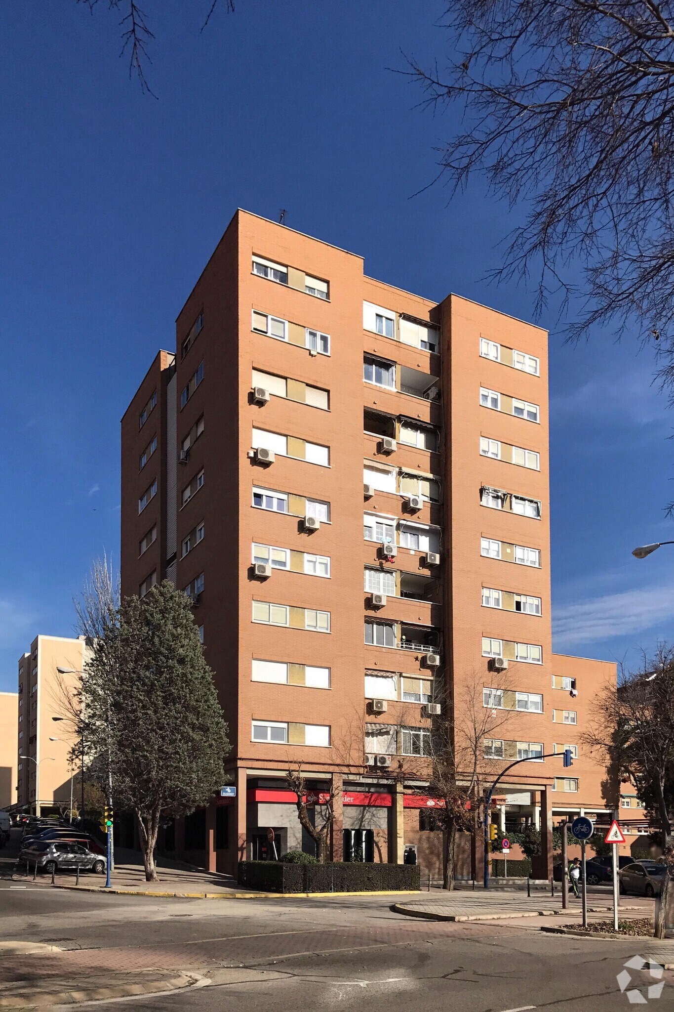 Bureaux/Local commercial dans Fuenlabrada, Madrid à louer Photo principale– Image 1 sur 3