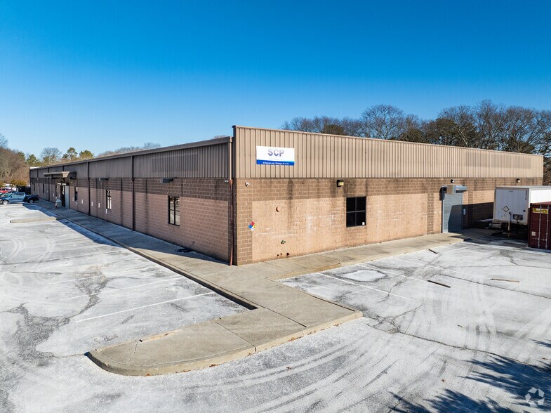 65 Robinson Ave, Patchogue, NY à louer - Photo principale – Image 1 sur 5