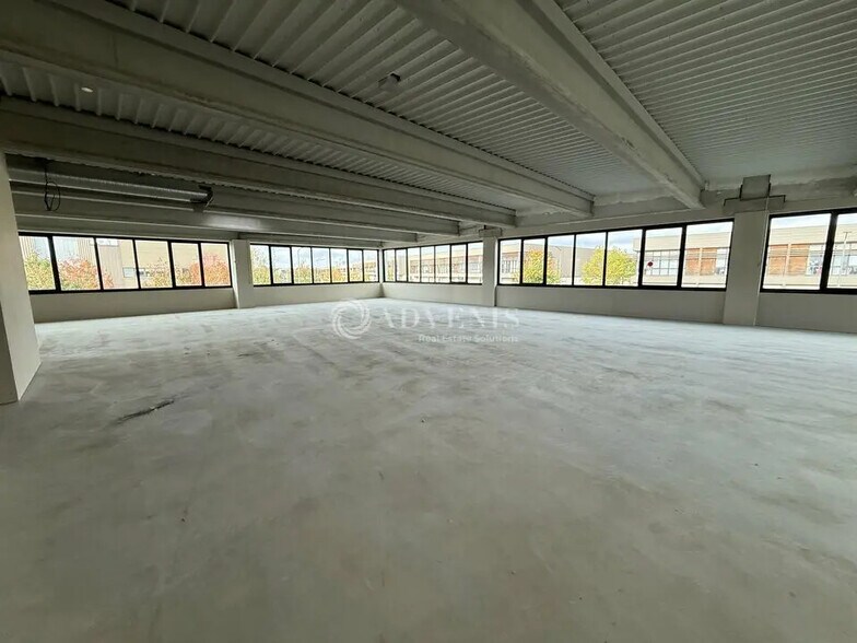 Local commercial dans Collégien à louer - Photo de l’immeuble – Image 2 sur 12