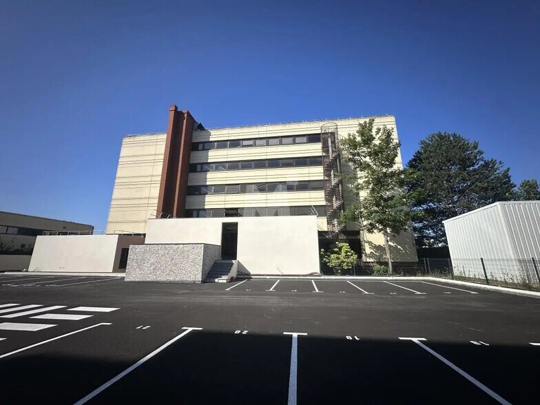Bureau dans Évry-Courcouronnes à louer - Photo de l’immeuble – Image 1 sur 10
