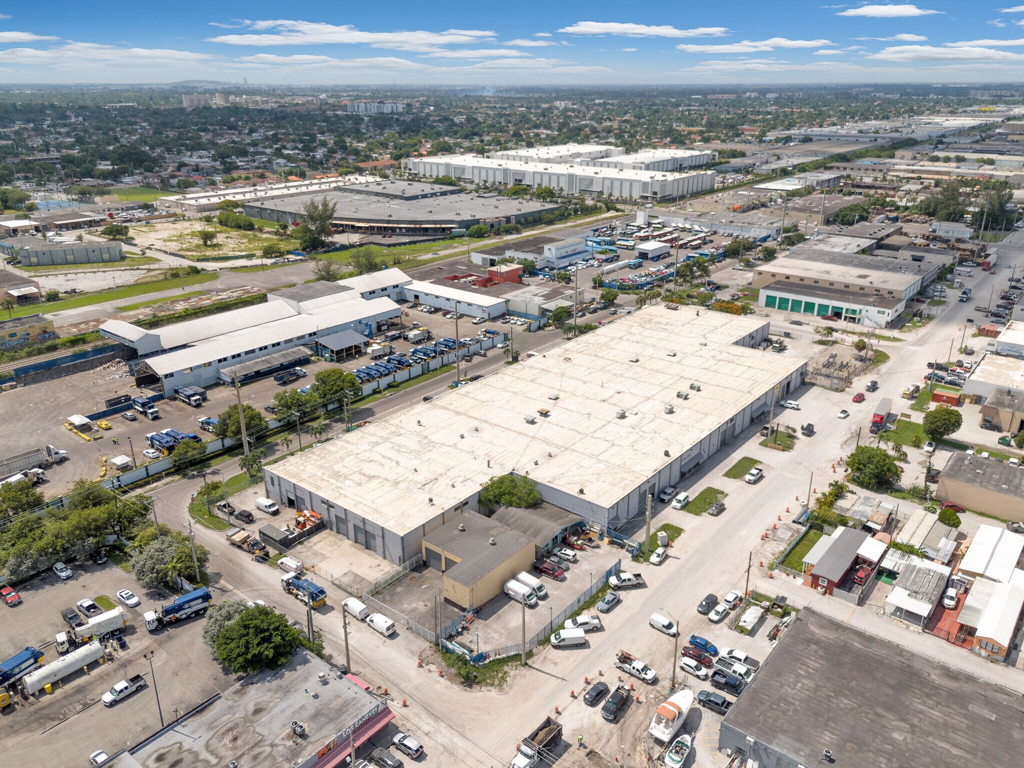 4201-4250 NW 37th Ct, Miami, FL à louer Photo de l’immeuble– Image 1 sur 10