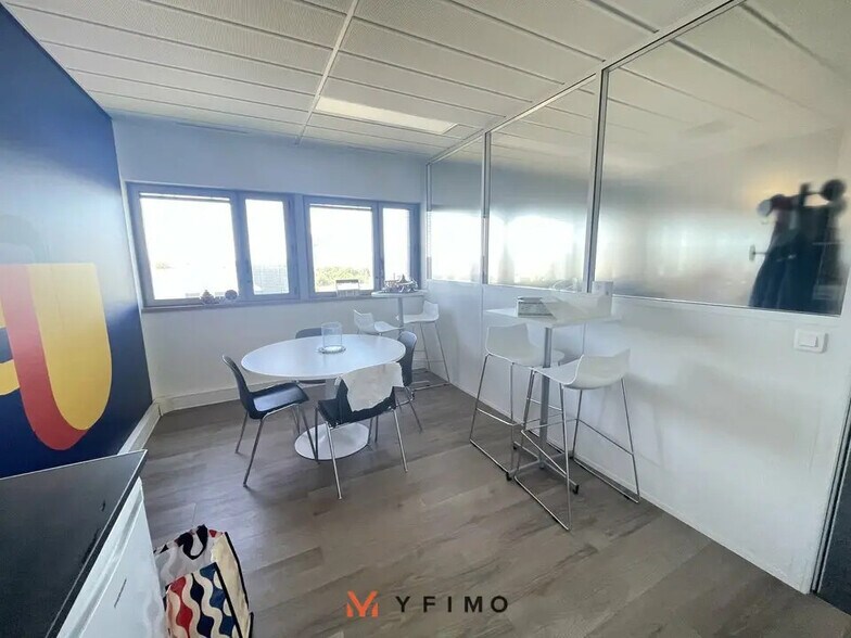 Bureau dans Buchelay à louer - Photo de l’immeuble – Image 3 sur 4