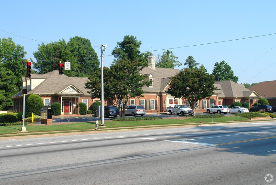 5252 Roswell Rd NE, Atlanta, GA à louer - Photo de l’immeuble – Image 2 sur 7
