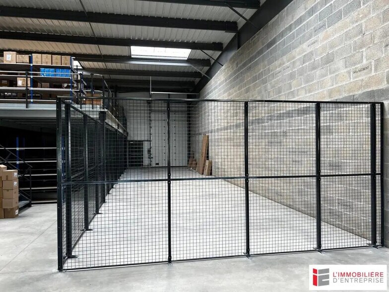 Local d’activités dans La Mézière à louer - Photo de l’immeuble – Image 2 sur 3